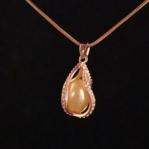 Akoya Pearl in a caged pendant necklace RG - Picture 2 of 6